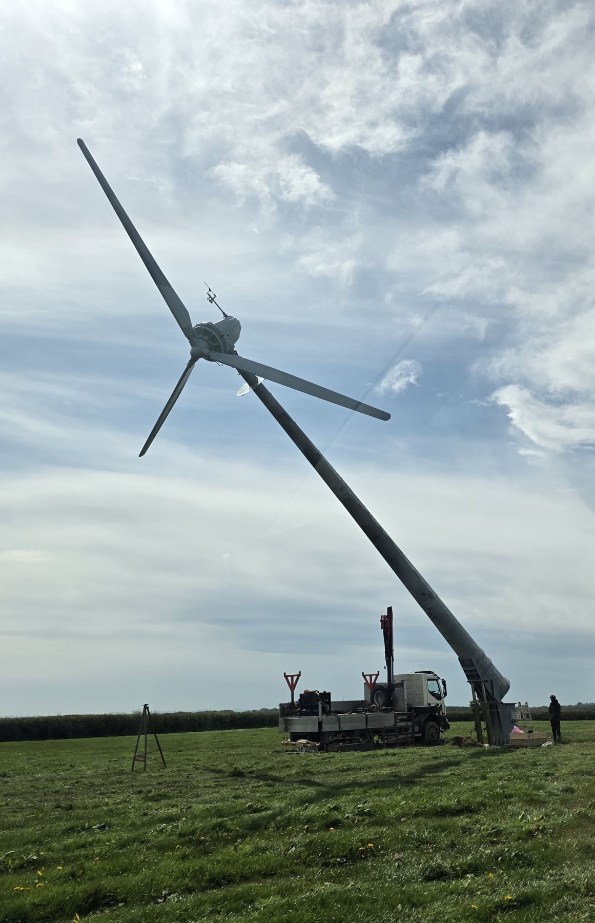 Kodair turbine tilted on its hydraulic tower